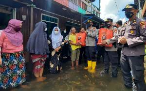 Tinjau Banjir, Kapolres Kobar Beri Bantuan dan Sampaikan Imbauan ini 