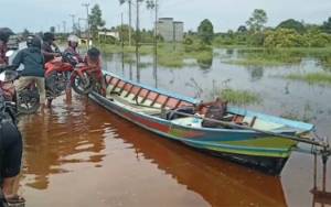 Jalur Pangkalan Bun - Kotawaringin Lama Terendam Banjir, Warga Melintas Naik Kelotok