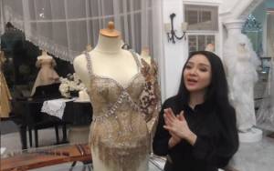 Desainer Diana Putri Memasok Busana Selebriti Hollywood dari Surabaya