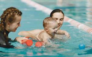 Anjuran Usia Serta Manfaat Berenang untuk Anak-anak