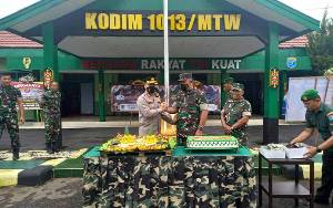 Kapolres Barito Utara Beri Kejutan Kodim Muara Teweh di Momen HUT TNI