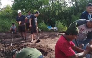 Warga Gotong Royong Gali Drainase Tertutup, Dewan Minta Dinas Turun Tangan