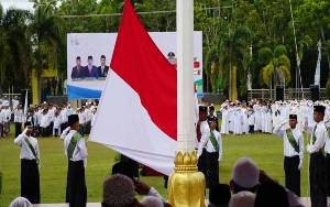 Santri di Palangka Raya Kibarkan Bendera Merah Putih