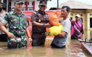 Kejari Lamandau Salurkan Bansos kepada Korban Banjir