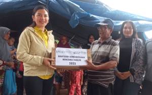 Selain Salurkan Bantuan, Monica Putri juga Berinteraksi dengan Korban Banjir