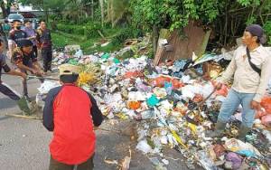 Aksi Nyata Momen Sumpah Pemuda, Camat MB Ketapang Bersihkan Tumpukan Sampah