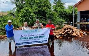 PT Jemms Wood Alam Semesta Bersama ARF Salurkan Kayu dan Balok Bagi Korban Banjir