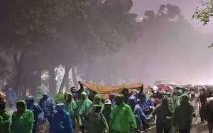 Massa Aksi 411 Membubarkan Diri saat Hujan Deras
