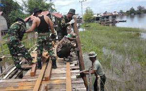 "Diserbu" Prajurit TNI, Jembatan Titian Rapuh di Katimpun Kini Kukuh 