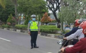 Pengguna Jalan di Kuala Kapuas Mengheningkan Cipta saat Hari Pahlawan
