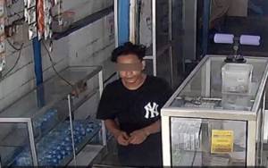 Pencuri Handphone Pura-pura Beli Nasi Terekam CCTV di Sampit