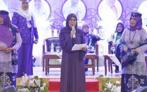 Anitha Nuryakin Meluncurkan Pakaian Benang Bintik Wanita Islam Kalteng  