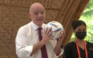Presiden FIFA Bagikan Bola Resmi Piala Dunia 2022 untuk Pemimpin G20