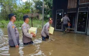 Personek Polsek Kapuas Tengah Serahkan Bansos untuk Warga Terdampak Banjir