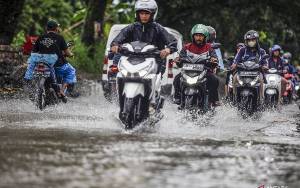 Ditlantas Polda Kalteng Beri Tips Berkendara Aman Saat Hujan