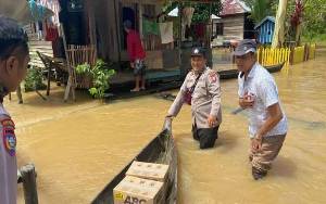 Polsek Timpah dan Kecamatan Salurkan Bantuan Kepada Warga Terdampak Banjir
