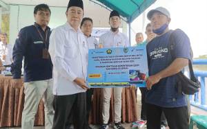  Bupati Seruyan Serahkan Paket Konversi BBM ke BBG untuk Nelayan