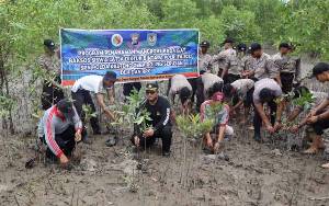 Wujud Jaga Kelestarian Lingkungan, Kapolres Seruyan Tanam Mangrove