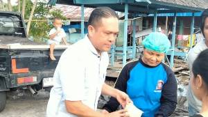 Anggota DPRD Palangka Raya Ini Berbagi Makanan untuk Korban Banjir