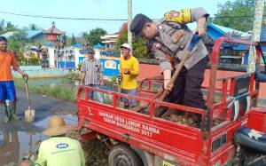 Personel Polsek Basarang Ikut Gotong Royong Bersama Warga Timbun Jalan Rusak