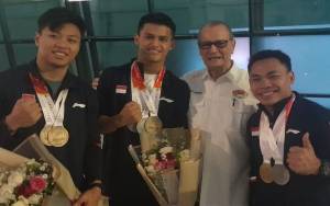 Tiga Lifter Peraih Medali Kejuaraan Dunia 2022 Tiba di Tanah Air