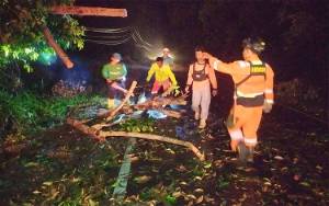 Relawan Samuja dan Alwaja Respon Cepat Mobil Jenazah Terhalang Pohon Tumbang