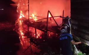 Rumah Warga Kuala Pembuang Terbakar