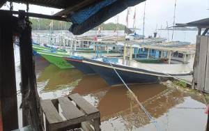  Cuaca Buruk, Nelayan di Kuala Pembuang Istirahat Melaut