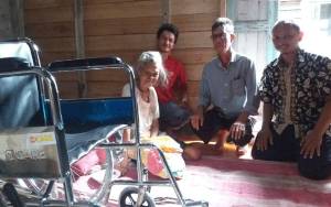 Penyandang Disabilitas dan LansiaTerima Bantuan Kursi Roda Dari Dinsos Kobar