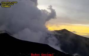 PVMBG: Gunung Marapi Erupsi Lontarkan Abu Setinggi 300 Meter