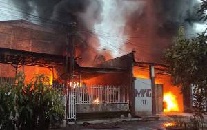 Sebuah Gudang Tiner di Semarang Terbakar