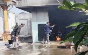 Sebuah Motor Terbakar di Garasi Rumah