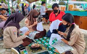 Siswa SMKN 1 Tamiang Layang Belajar Batik Tulis Gratis di Bazar Mini UMKM