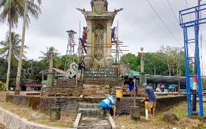 Warga RT 03 Desa Bagok Bersihkan Tugu Perbatasan Kalteng - Kalsel yang Kusam
