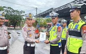 Kasatlantas Polres Kapuas Beri Reward ke Personel Berprestasi Dalam Pelaporan E-Turjawali