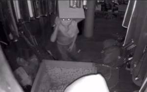 Pencuri Bertopeng Kardus Terekam CCTV Saat Beraksi di Toko Pancing