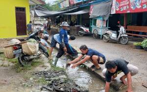 Relawan Gang Bhakti RT 33 Bersihkan Musala dan Selokan Area Pasar Ampah