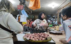 Harga Daging Ayam Ras Naik Jadi Rp50.000 di Kobar