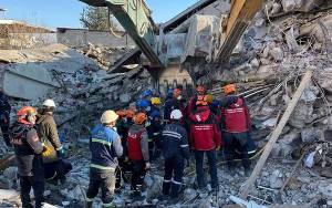 Relawan Makassar dan Turki Temukan Korban Gempa Masih Hidup
