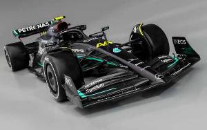 Mercedes W14 Kembali dengan Warna Hitam untuk F1 2023