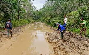Babinsa dan Warga Gotong-Royong Atasi Jalan Perusahaan yang Rusak di Km 0 Desa Bentot
