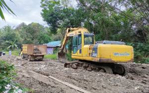 Perusahaan Mulai Perbaiki Jalan Rusak yang Dikeluhkan Warga Desa Betang Nalong