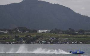 Pesawat Terbang Laut untuk Kali Pertama Mendarat di Danau Toba