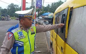 Polisi Tegur Sopir PT SGM Karena Kondisi Bus Sekolah yang Bahayakan Penumpang