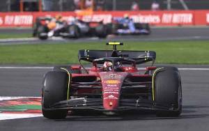 Sainz Sebut Performa Aston Martin Mengejutkan Ferrari