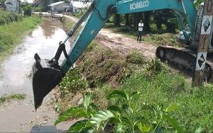 Sungai di Jalan Tjilik Riwut II Pangkalan Bun Dinormalisasi Demi Aliran Lancar dan Tidak Berbau