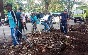 Kecamatan MB Ketapang Kerja Bakti Bersihkan Taman Kota Sampit