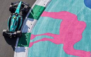 Aston Martin Buntuti Red Bull di Latihan Pertama GP Arab Saudi