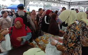 Masyarakat Sukamara Rela Antre Untuk Dapatkan Sembako di Pasar Murah Meskipun Cuaca Hujan