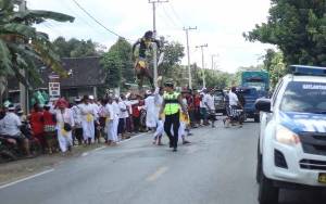 Satlantas Polres Kapuas Lakukan Pengawalan dan Pengamanan Arak-arakan Ogoh-Ogoh